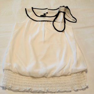BCX WHITE BLACK SLEEVELESS BOW BLOUSE